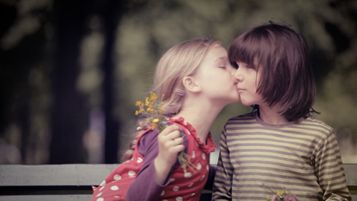 Der erste Kuss oder der Abschlussball an der Schule: Beim episodischen Lernen speichern wir persönliche Erlebnisse ab.