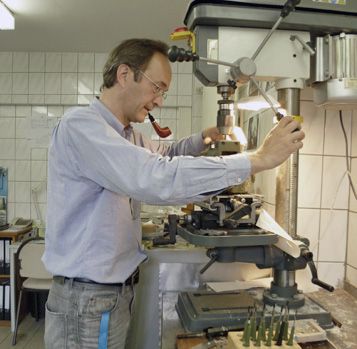 Viele Experimente und Materialien des Haptik-Labors sind Marke Eigenbau. © Anna Corves