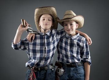 Dass Jungs eher kriegerische Spiele mögen, hat nach Ansicht mancher Forscher auch mit einer gewissen Aggressivität zu tun, die Männern eigen sein könnte. © Anna Khomulo, Fotolia.com