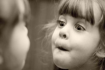 Viele Kinder schneiden Grimassen, wenn sie begreifen, dass sie es selbst sind, im Spiegel. © Flickr / phil41dean