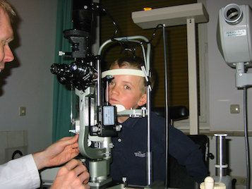 Tim Husemann bei der Augenuntersuchung