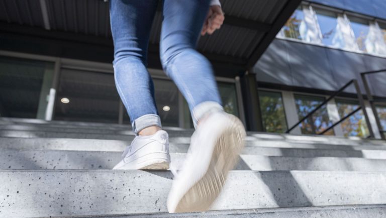 Selbst Alltagsaktivitäten wie Treppensteigen können sich sich positiv auf das seelische Wohlbefinden auswirken