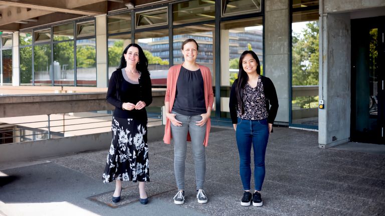 Denise Manahan-Vaughan, Christina Strauch und Thu-Huong Hoang (von links) beschäftigen sich mit dem Geruchssinn