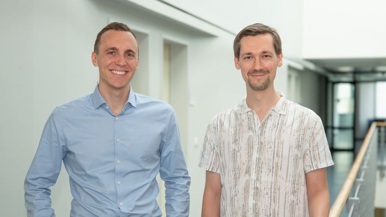 Neue Einblicke in das menschliche Gedächtnis: (v. li) Dr. Tim Guth und Prof. Lukas Kunz entschlüsseln, wie das Gehirn einem inneren Rhythmus folgt.