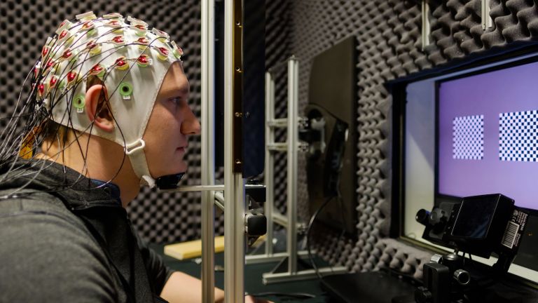 Autopilot im Kopf: Probanden mit EEG-Kappe helfen der Neurophysik, Hirnaktivitäten zu studieren.