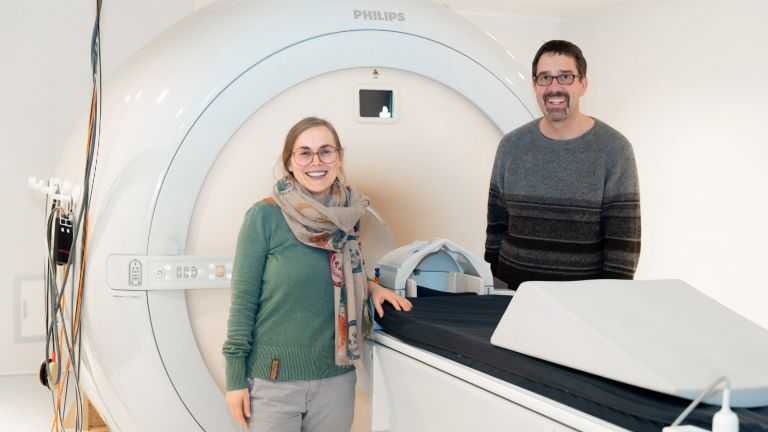 Dr. Susann Wolff und Dr. André Brechmann vor dem 3-Tesla-Magnet-resonanztomografen (MRT), in dem die Teilnehmenden das Experiment zum auditorischen Kategorielernen durchgeführt haben